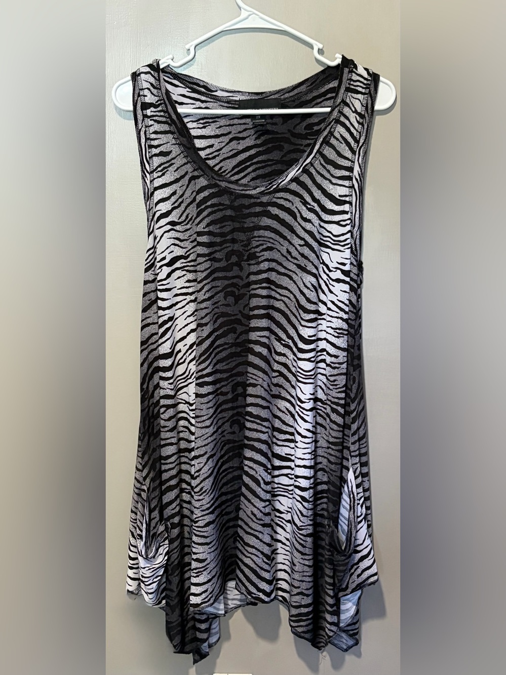 Isabella Rodriguez Black & White Zebra-Print Tank with front pockets size 2X